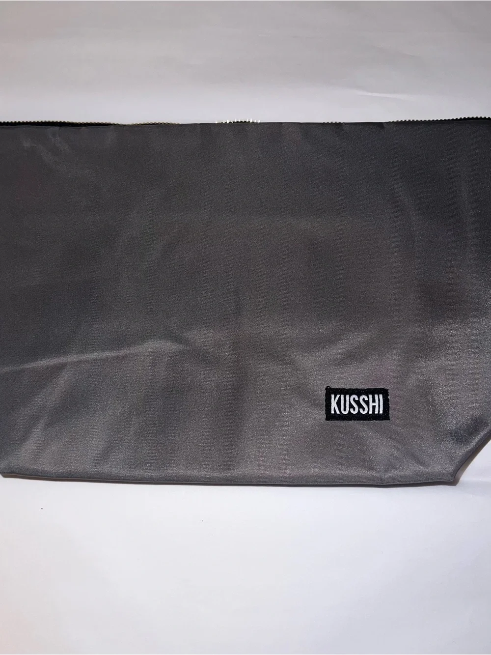 Kusshi woman's  Gray make up  Pouch NWOT